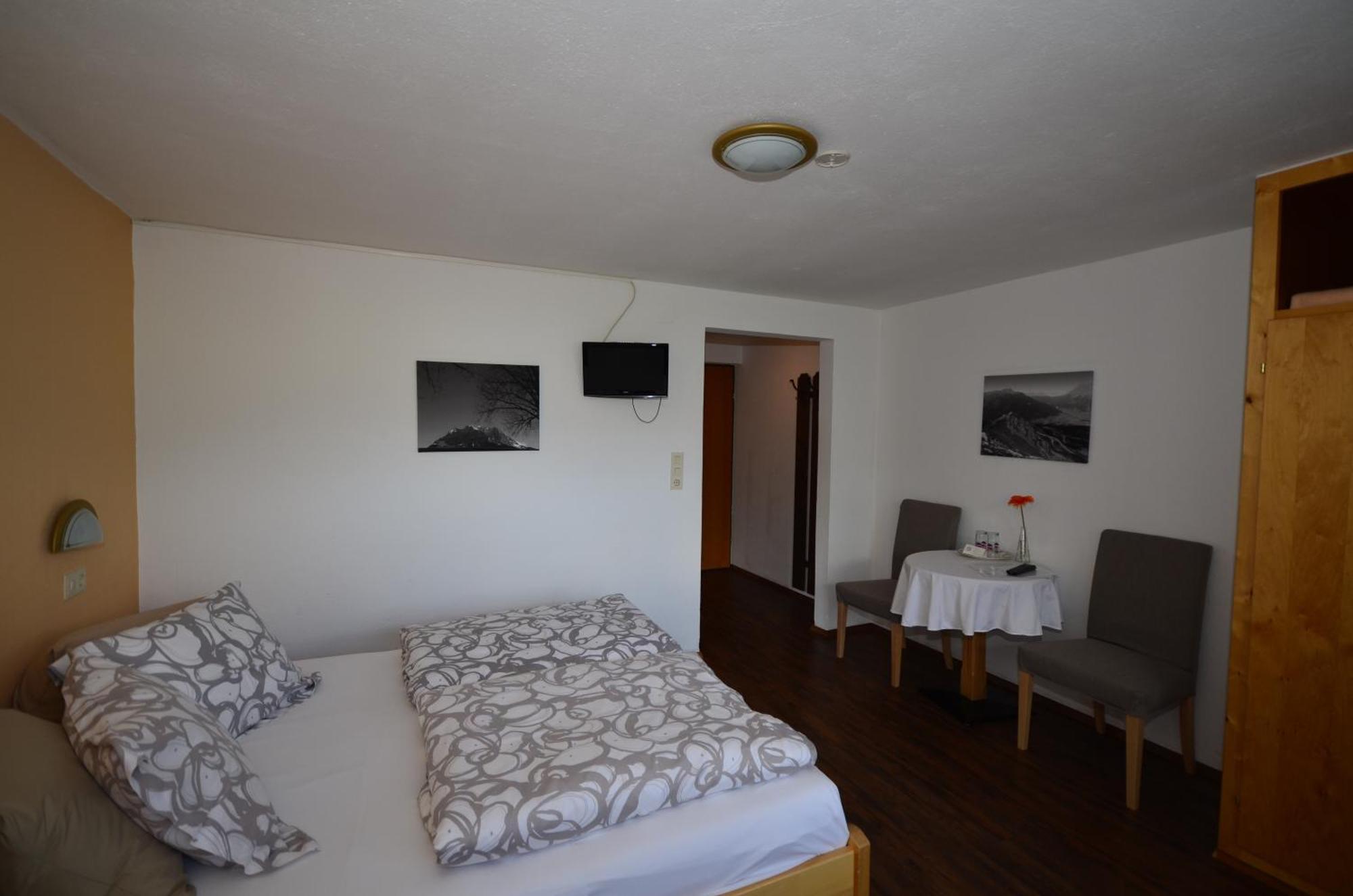 Haus Bergfrieden Hotel Lermoos Room photo