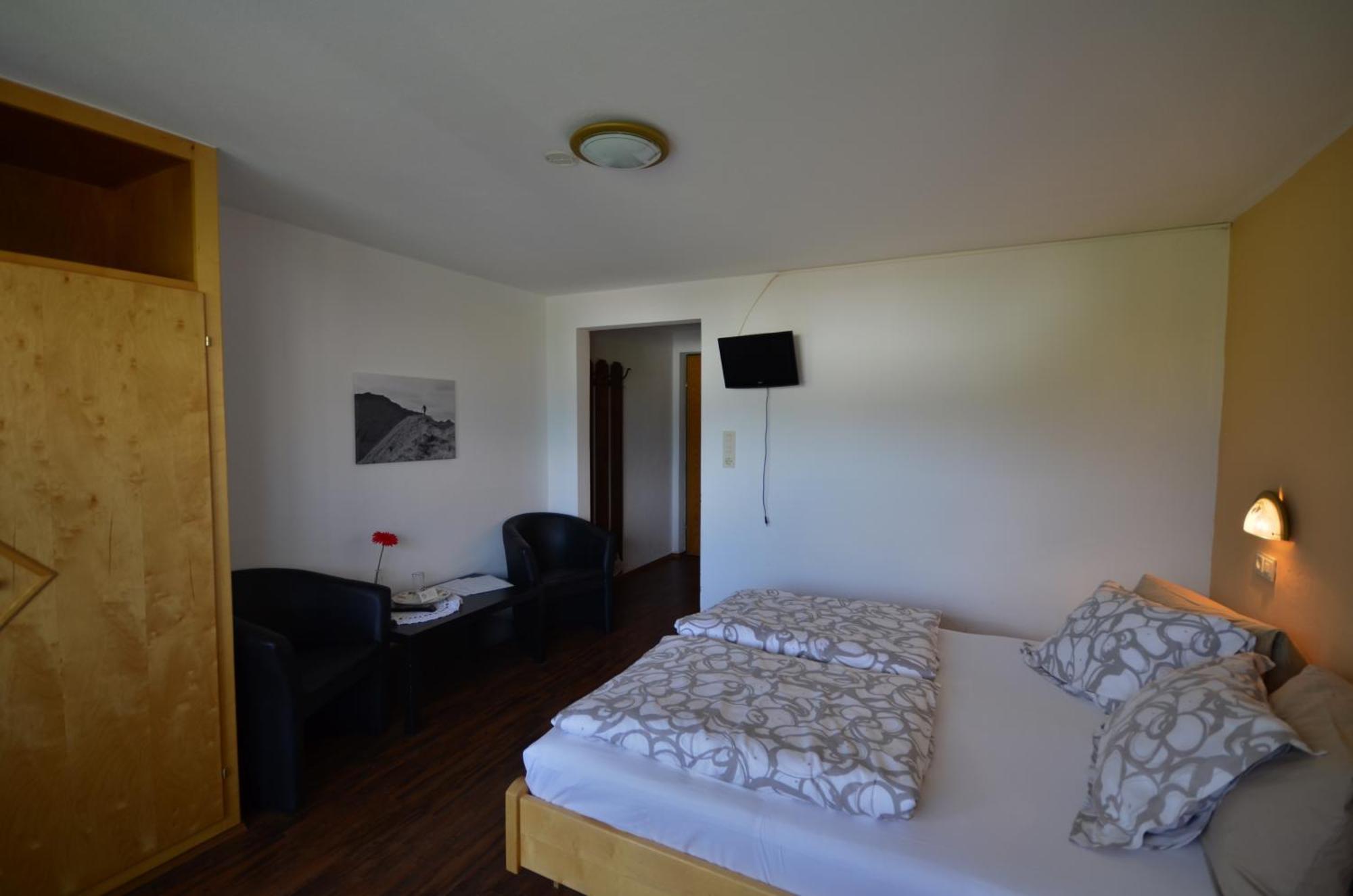 Haus Bergfrieden Hotel Lermoos Room photo